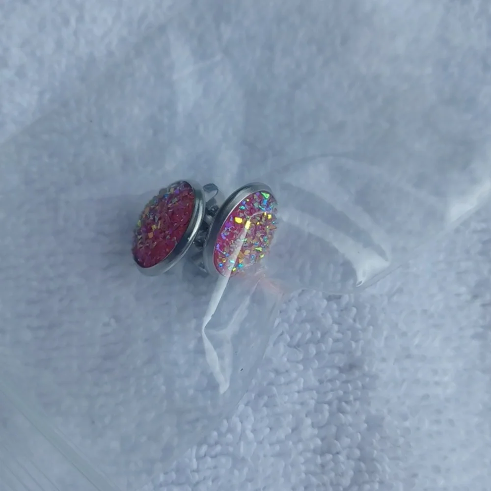 Pink studs - Picture 2 of 4